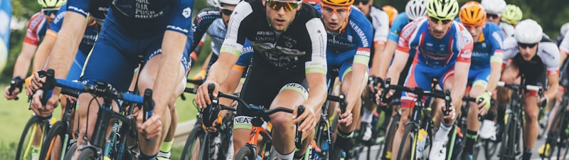 网球运动员在红土场上奋力挥拍击球的瞬间