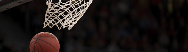 篮球运动员在赛场上高高跃起扣篮的动感画面