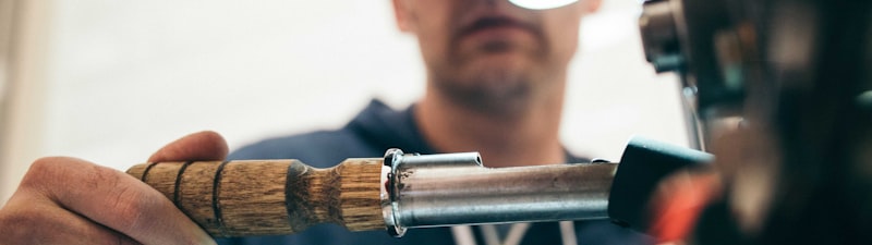 电竞选手在专业设备前专注比赛的特写镜头