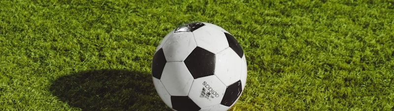 足球运动员在绿茵场上激烈拼抢的精彩瞬间